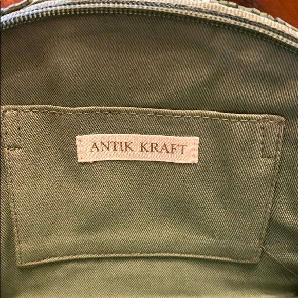 Antik Kraft | Green Beaded Clutch with Tassel - Picture 8 of 10